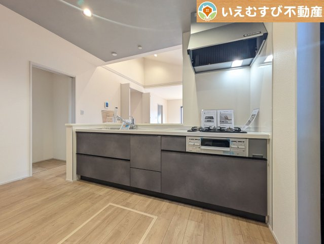 Livele Garden.S　深谷稲荷町北第3のキッチン|機能性収納性に溢れるキッチン
収納もたっぷり付いていてすっきり片付く！毎日楽しくお料理が出来そうです！
