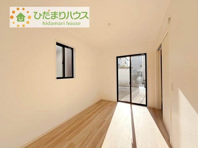 【洋室】 | 守谷市松ケ丘5期　新築戸建　2号棟 | リビングには洋室が隣接し、お子様の遊び場や家事スペースにも大活躍です☆