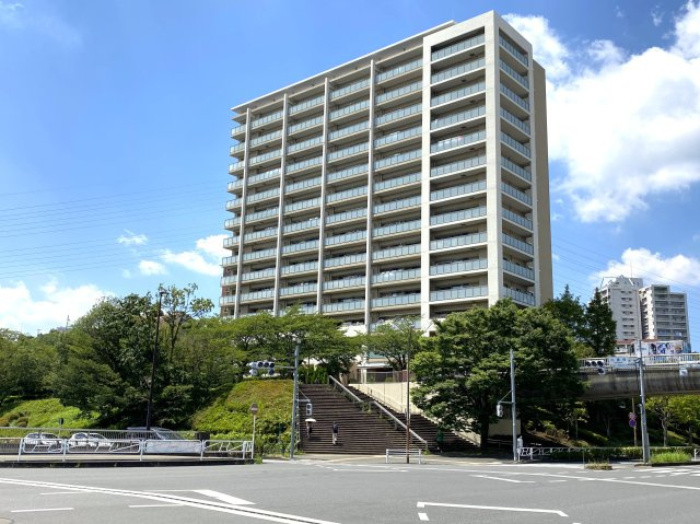 2007年3月築。総戸数105世帯。
南大沢駅までは遊歩道を利用で楽々アクセス可能