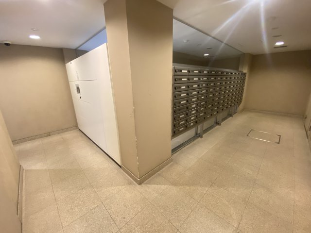 荷物受け取りに便利な宅配ボックス。セキュリティ面でも必須の設備です。