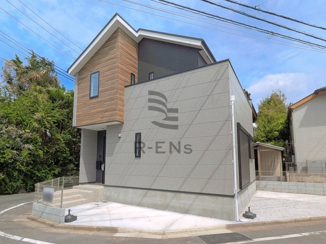 【外観】 | 西東京市芝久保町１丁目　新築戸建て | 爽やかな青空のもと豊かな居住性とクオリティが調和します
