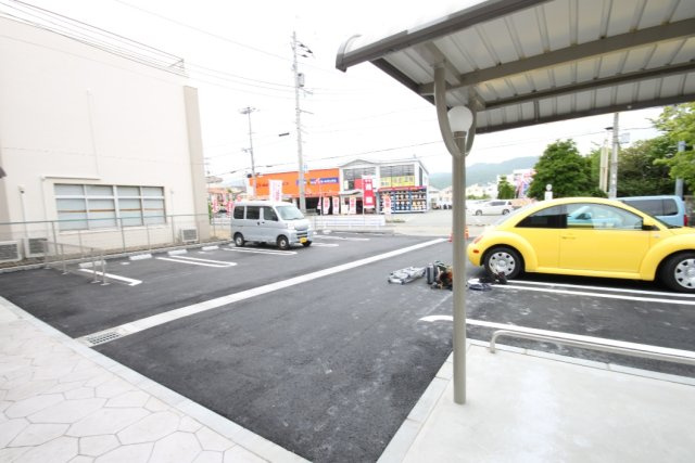 宝塚市山本丸橋２丁目のアパートの駐車場