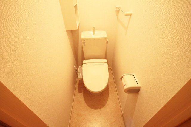 宝塚市山本丸橋２丁目のアパートのトイレ|落ち着いた色調のトイレです
