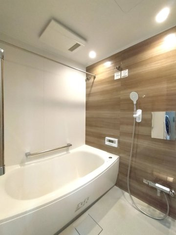【浴室】 | ポレスター久喜駅前 | １坪サイズのバスルーム。浴室換気乾燥機を標準装備。乾きやすい床やお手入れのしやすい排水口など、いつも清潔にご使用いただけます。