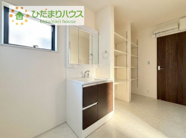 【独立洗面台】 | 第1牛久市岡見町　新築戸建 | 三面鏡の大きな鏡は憧れます(^^♪鏡の後ろは収納となっていて、細かいものでも収納できるのでスッキリと整理できます！
