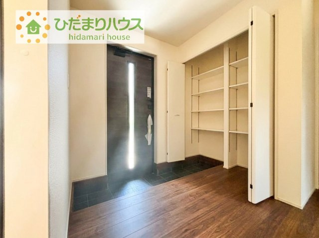 【玄関】 | 第1牛久市岡見町　新築戸建 | 毎日「行ってきます」「ただいま」をいう玄関は明るく光が差し込みます♪