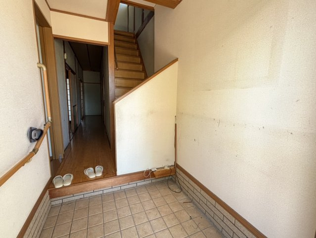 岸和田市上松町4丁目　中古戸建の玄関
