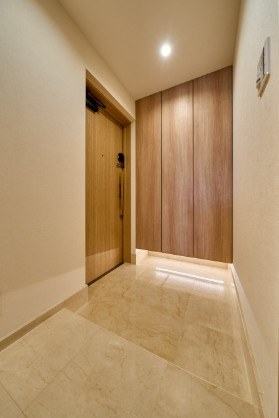 ライオンズマンション広尾南の玄関|ライオンズマンション広尾南：玄関・廊下は高級感ある大理石貼りです！