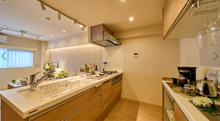 ライオンズマンション広尾南のキッチン|ライオンズマンション広尾南：あると便利な食器洗浄機付きの対面式システムキッチンは収納力もありキッチン用品もスッキリ収納可能です！