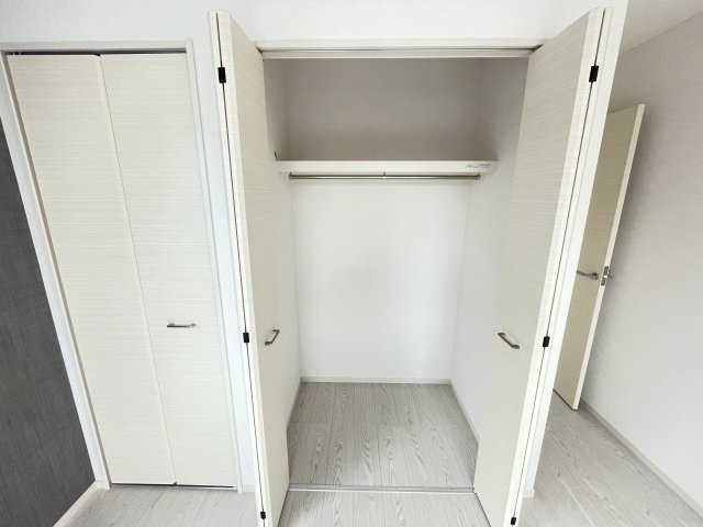 KEIAI GRACE守山区小幡北2期｜名古屋市の戸建ならホームアップの収納|【売主施工例】洗濯物をたたむ手間が省ける「掛ける収納」で家事時短に貢献。シワになりやすいシャツやジャケットもきれいに保管できます