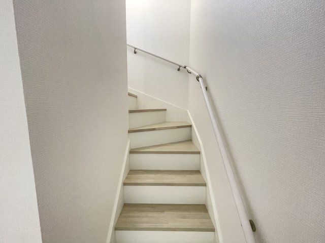KEIAI GRACE守山区小幡北2期｜名古屋市の戸建ならホームアップの内装|【売主施工例】小さなお子様からご年配の方まで。家族みんなが安心して上り下りできるよう、安全性に配慮した手すり付き階段