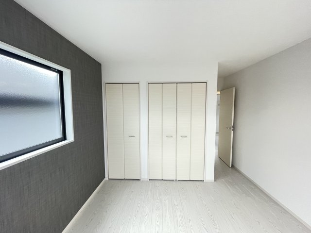 KEIAI GRACE守山区小幡北2期｜名古屋市の戸建ならホームアップの洋室|【売主施工例】全室にクローゼットを完備。お洋服や荷物を隠して収納できるので、お部屋をいつも広々スッキリと保てます。