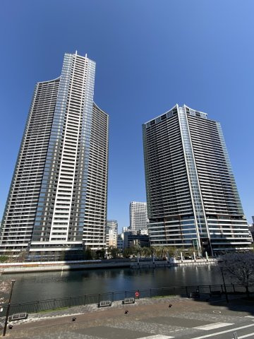 ５８階建てのトライスター型ツインタワーマンションです。