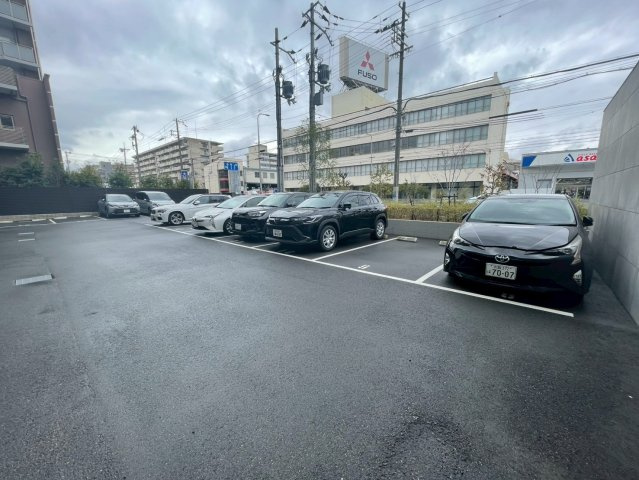 レジュールアッシュ塚本レジデンスの駐車場