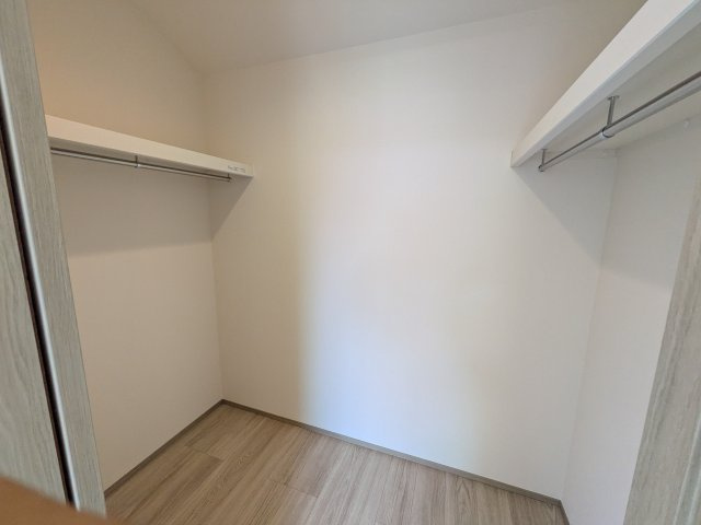 鎌ケ谷市北中沢Ⅰ　A号棟の収納|大容量のウォークインクローゼット。衣類はもちろん、スーツケースや季節の家電もまとめて収納でき、居室空間をすっきりと保ちます。