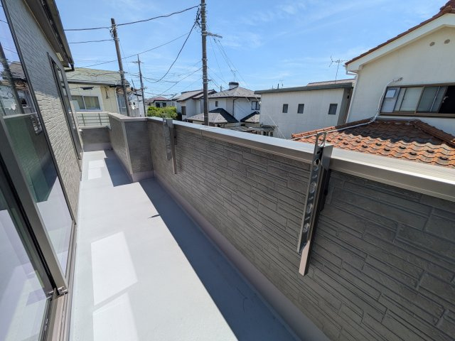 鎌ケ谷市北中沢Ⅰ　A号棟のバルコニー|洗濯物も布団もまとめて干せるワイド設計。
広々としたワイドバルコニーで、家事の効率が上がり、日々の暮らしが快適になります。