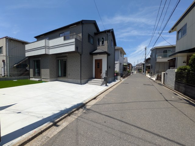 鎌ケ谷市北中沢Ⅰ　A号棟の前面道路含む現地写真|現地完成済で建物や駐車場、お庭も全てご覧いただけます。。
本日のご見学も可能です♪
お気軽にお電話またはお問い合わせください。