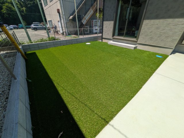 鎌ケ谷市北中沢Ⅰ　A号棟の庭|リビングに明るい光を届ける南庭。
お子様の遊び場やペットのスペースとしても最適です。
室内外で心地よい暮らしが叶います。