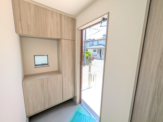 鎌ケ谷市北中沢Ⅰ　A号棟の玄関|家族全員の靴がスッキリ片付く大容量シューズボックス完備。
お客様を気持ちよく迎えられる、明るく清潔感あふれる玄関です。