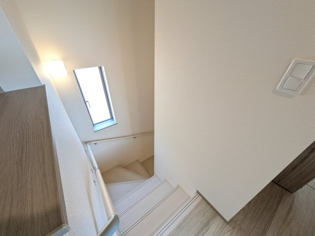 鎌ケ谷市北中沢Ⅰ　A号棟の内装|窓付きで明るい階段は、手すり付きでお子様からご年配の方まで安心して上り下りができます♪