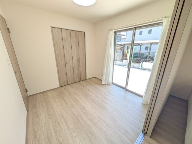 鎌ケ谷市北中沢Ⅰ　A号棟の洋室|リビングと繋がる多目的スペース。引き戸を開ければ広々LDK、閉じれば客間や書斎、お子様の遊び場に早変わりします。