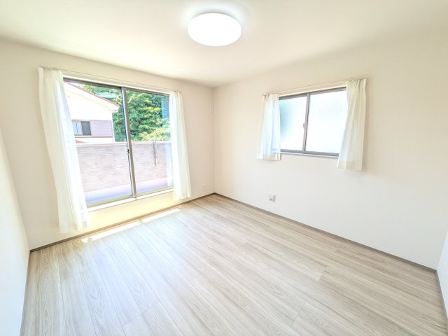 鎌ケ谷市北中沢Ⅰ　A号棟の洋室|バルコニーに面した２面採光で明るく開放的な洋室です♪