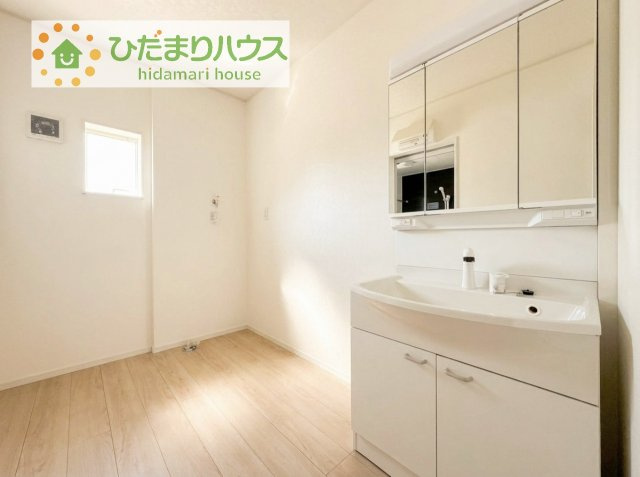 【独立洗面台】 | つくば市高見原第17　新築戸建　2号棟 | 三面鏡の大きな鏡は憧れます(^^♪
鏡の後ろは収納となっていて、細かいものでも収納できるのでスッキリと整理できます！