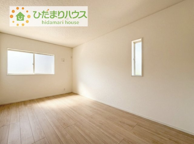 【寝室】 | つくば市高見原第17　新築戸建　2号棟 | 広めの主寝室は、ベッドの他にもパソコンデスクやドレッサーなども置けちゃいます(*^-^*)