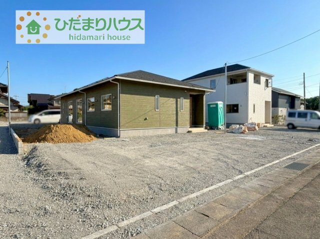 【駐車場】 | つくば市高見原第17　新築戸建　2号棟 | ゆったりとしたカースペースで、ファミリーカーや軽自動車もラクラク駐車出来ますね♪