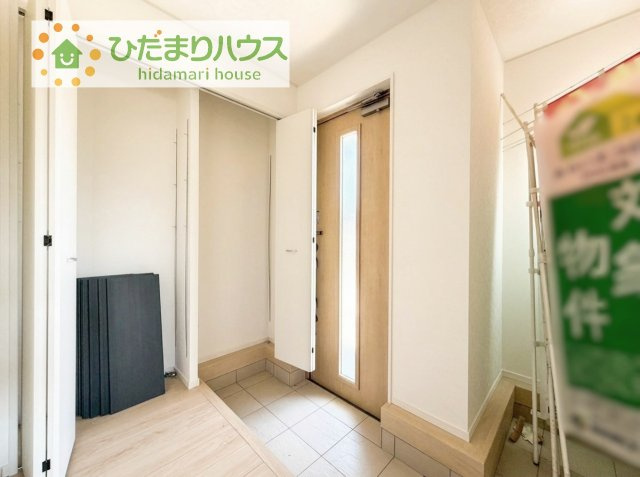 【玄関】 | つくば市高見原第17　新築戸建　2号棟 | 玄関が広いので親子で並んで仲良く靴が履けますね(^^)/