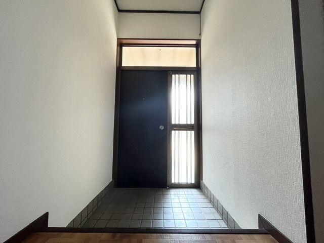 若松町戸建ての玄関