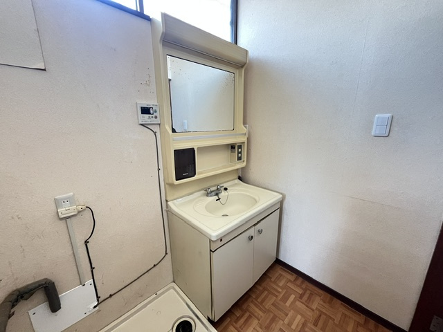 若松町戸建ての洗面所