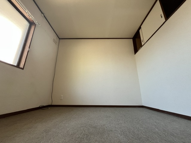 若松町戸建ての洋室