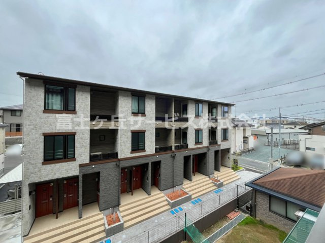 【展望】 | ダイアパレス磐田 中古マンション | 正面にアパートがあります
