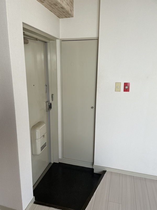 原田ビルの玄関