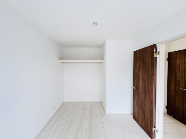 松戸市六実２丁目新築戸建【六実第二小学校:2分】の収納|７帖洋室収納・オープンクローゼット