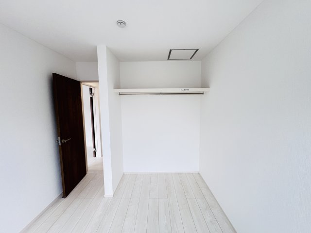 松戸市六実２丁目新築戸建【六実第二小学校:2分】の収納|6帖洋室収納・オープンクローゼット
