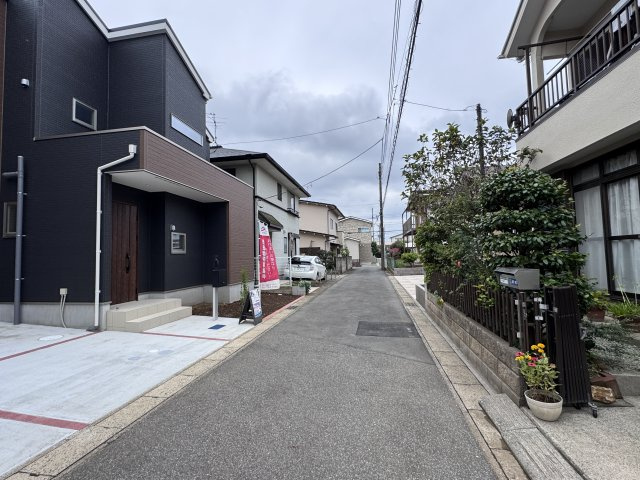 松戸市六実２丁目新築戸建【六実第二小学校:2分】の前面道路含む現地写真|北側前面道路