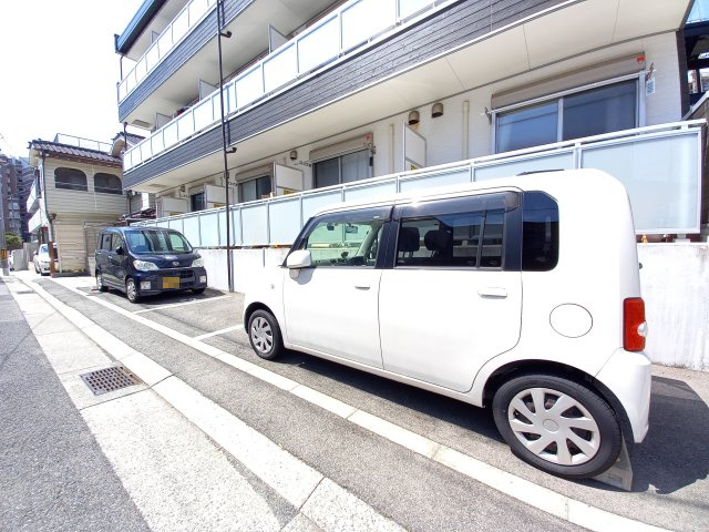 リブリ・新神戸の駐車場