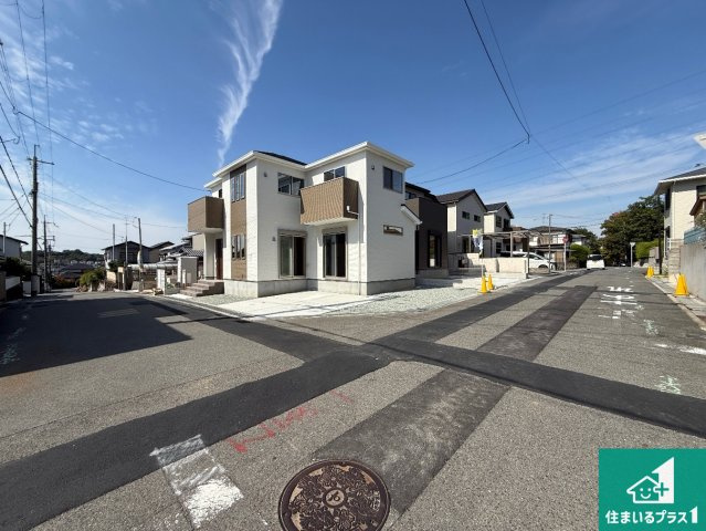 ◆大阪狭山市大野台　第11期　新築一戸建ての前面道路含む現地写真|周辺は閑静な住宅街！前面道路広々で車の出し入れも便利です。駐車が苦手な方でも安心して車庫入れできます！