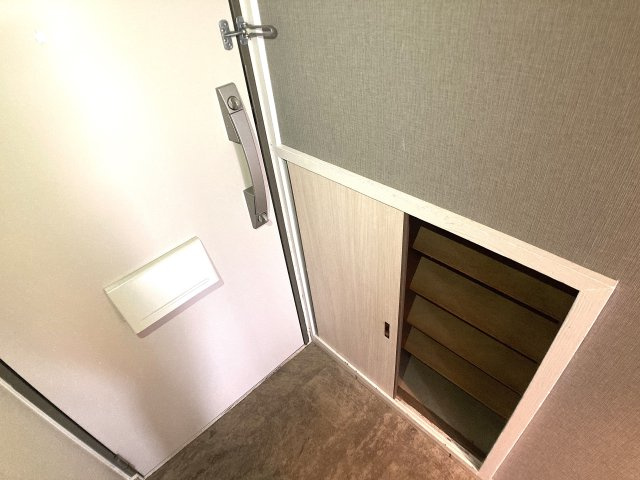 夢野ハイタウン1号棟の玄関|玄関は2重ロック、シューズBOXも有ります