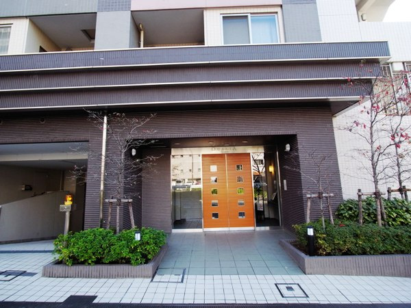 クオリア広尾のエントランス|山手線「恵比寿」駅徒歩７分！ペット飼育可能な平成１６年築の新耐震基準マンション、クオリア広尾は即日現地案内可能となっておりますので、お気軽にお問い合わせください！