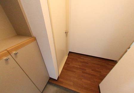 岸和田市中井町１丁目のハイツの玄関