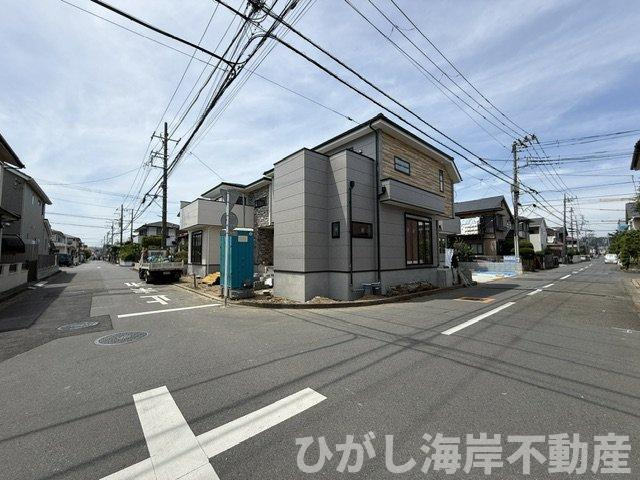 茅ケ崎市高田４丁目　新築戸建　全4棟の前面道路含む現地写真|6月1日撮影　外構工事中　現地外観