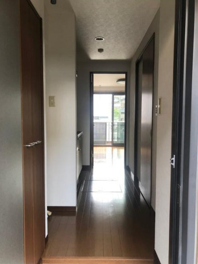 府中市本宿町３丁目のアパートの玄関