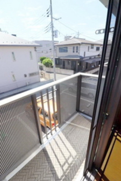 府中市本宿町３丁目のアパートのバルコニー