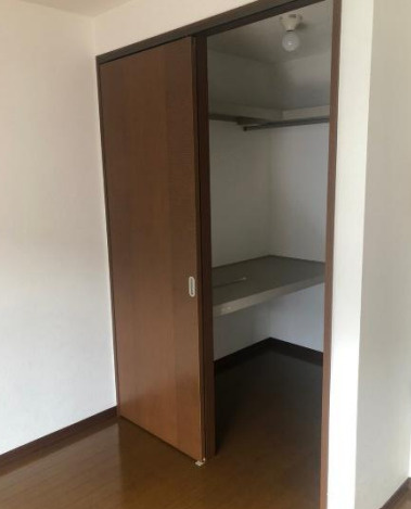 府中市本宿町３丁目のアパートの収納
