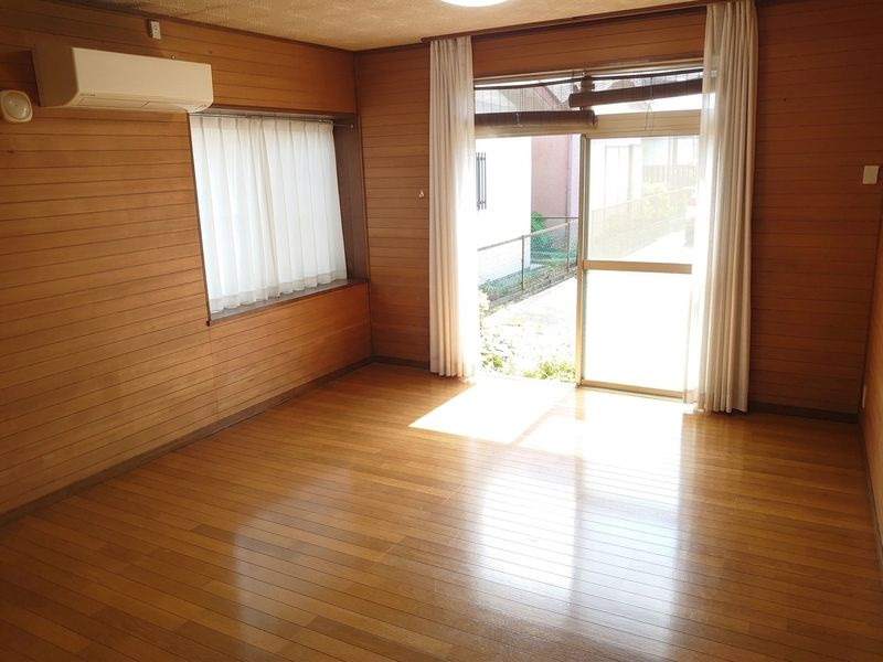 愛川町中津　土地65坪中古戸建　浴室交換履歴ありの居間・リビング|残地家具を消しています