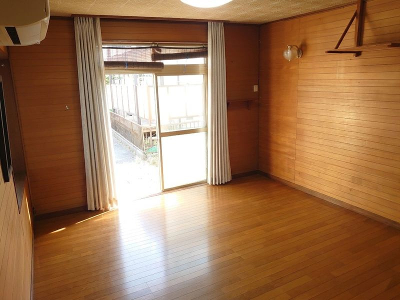 愛川町中津　土地65坪中古戸建　浴室交換履歴ありの居間・リビング|残地家具を消しています