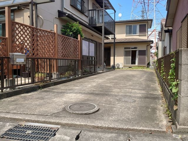 愛川町中津　土地65坪中古戸建　浴室交換履歴ありの駐車場